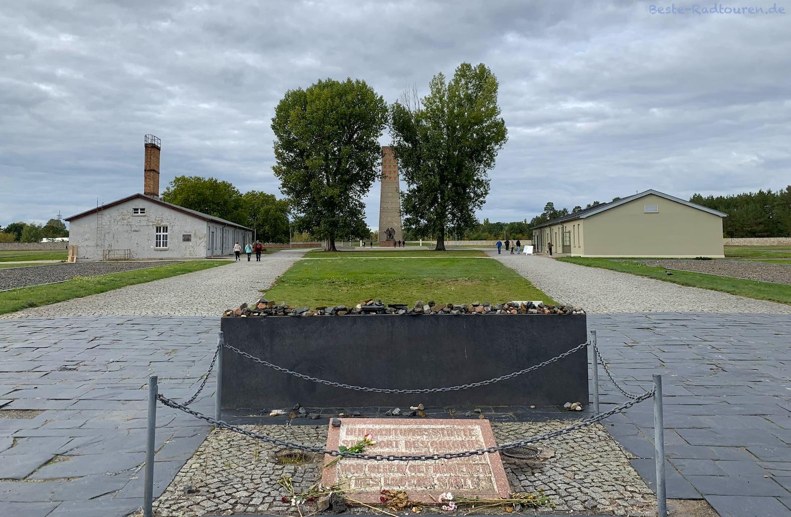 KZ-Gedenkstätte Sachsenhausen, Foto vom Eingang her, Hinrichtungsplatz und Wirtschaftsgebäude