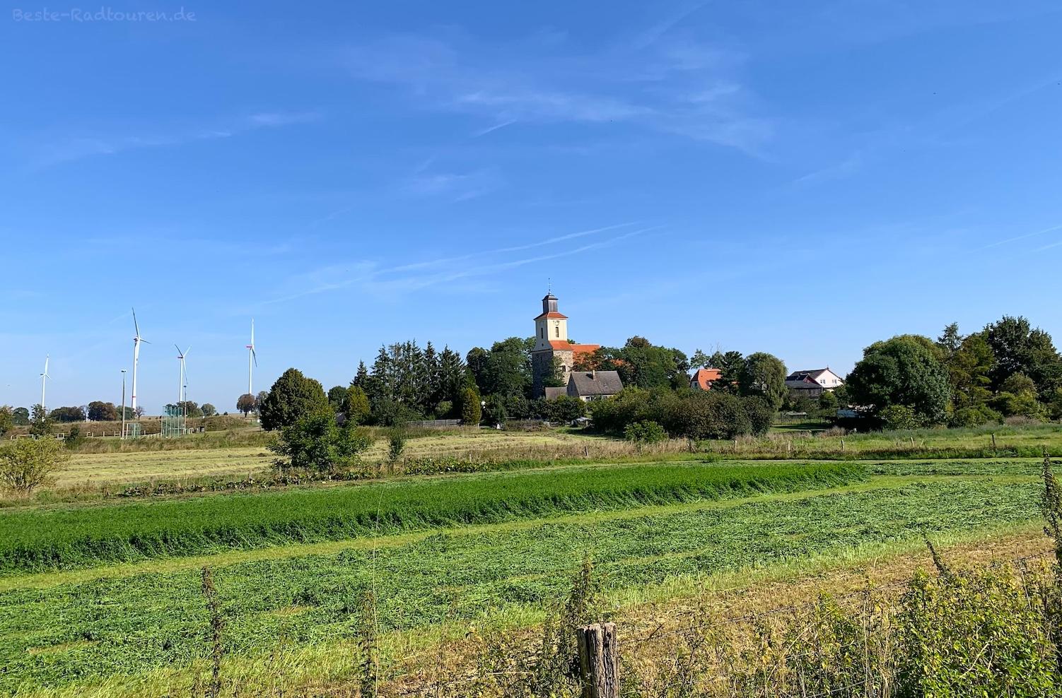 Foto von der Klostertour aus: Radweg bei Kerkow (Angermünde), Kirche