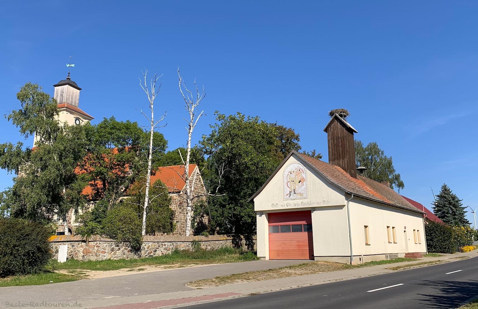 Foto vom Klostertour-Radweg aus: Kerkow (Angermünde), Feuerwehr und Kirche