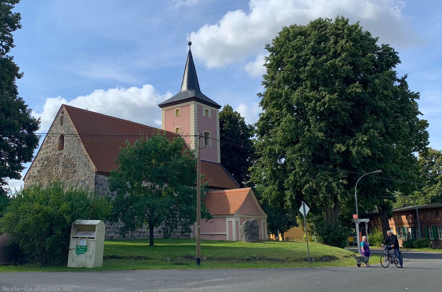 Foto vom Stille-Pauline-Radweg aus: Kirche in der Dorfmitte von Buskow bei Neuruppin