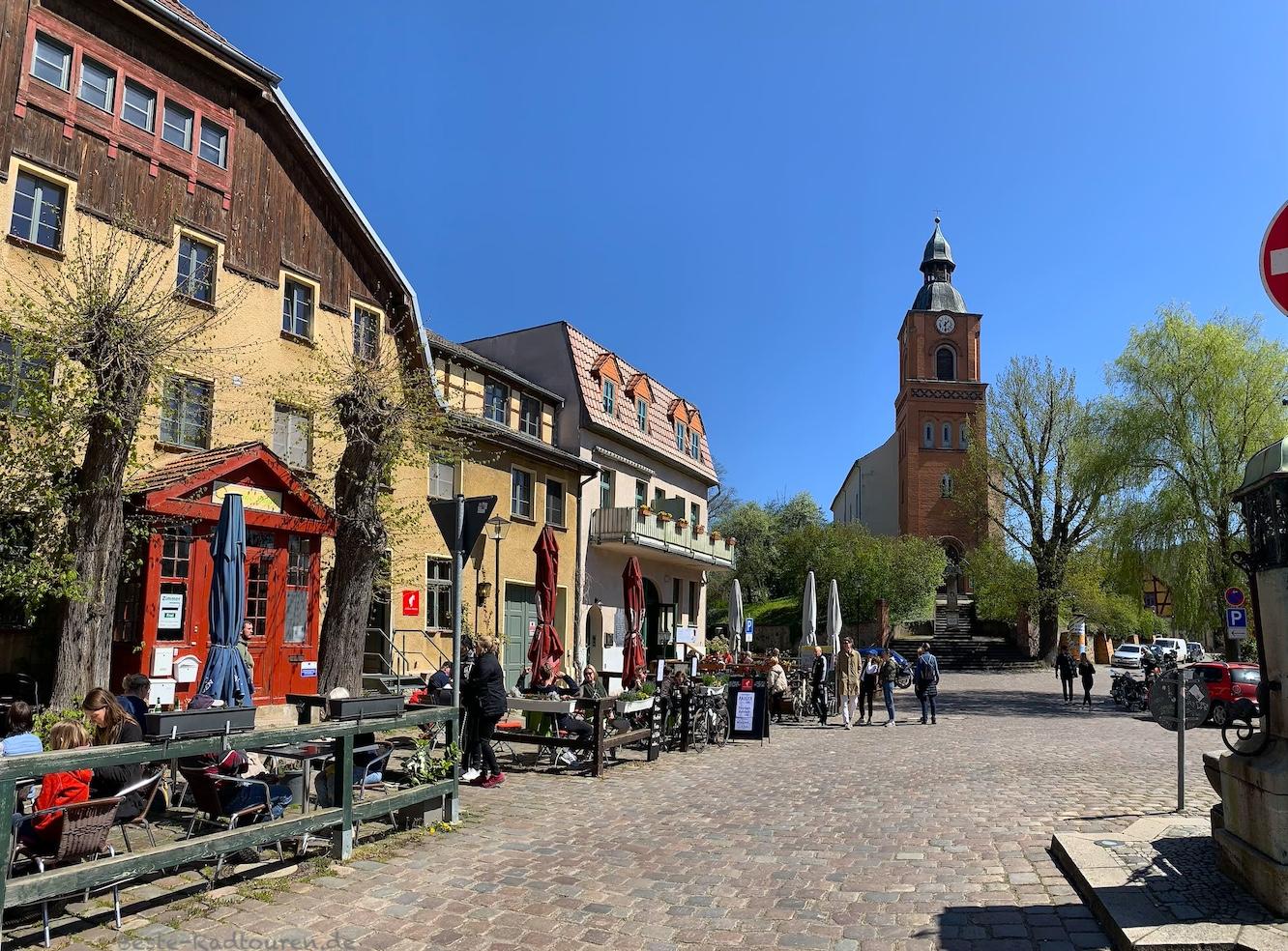 Buckow (Märkische Schweiz): Marktplatz, Kirche, Lokale, Außengastronomie