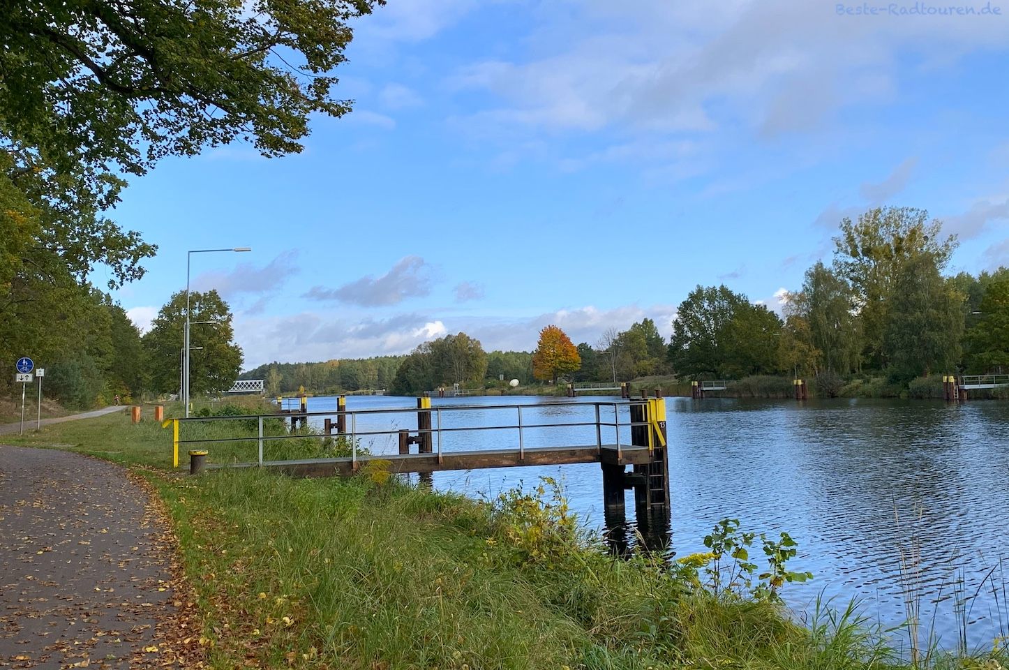 Foto vom Havelradweg und Berlin-Kopenhagen-Radweg aus: Oder-Havel-Kanal bei Oranienburg