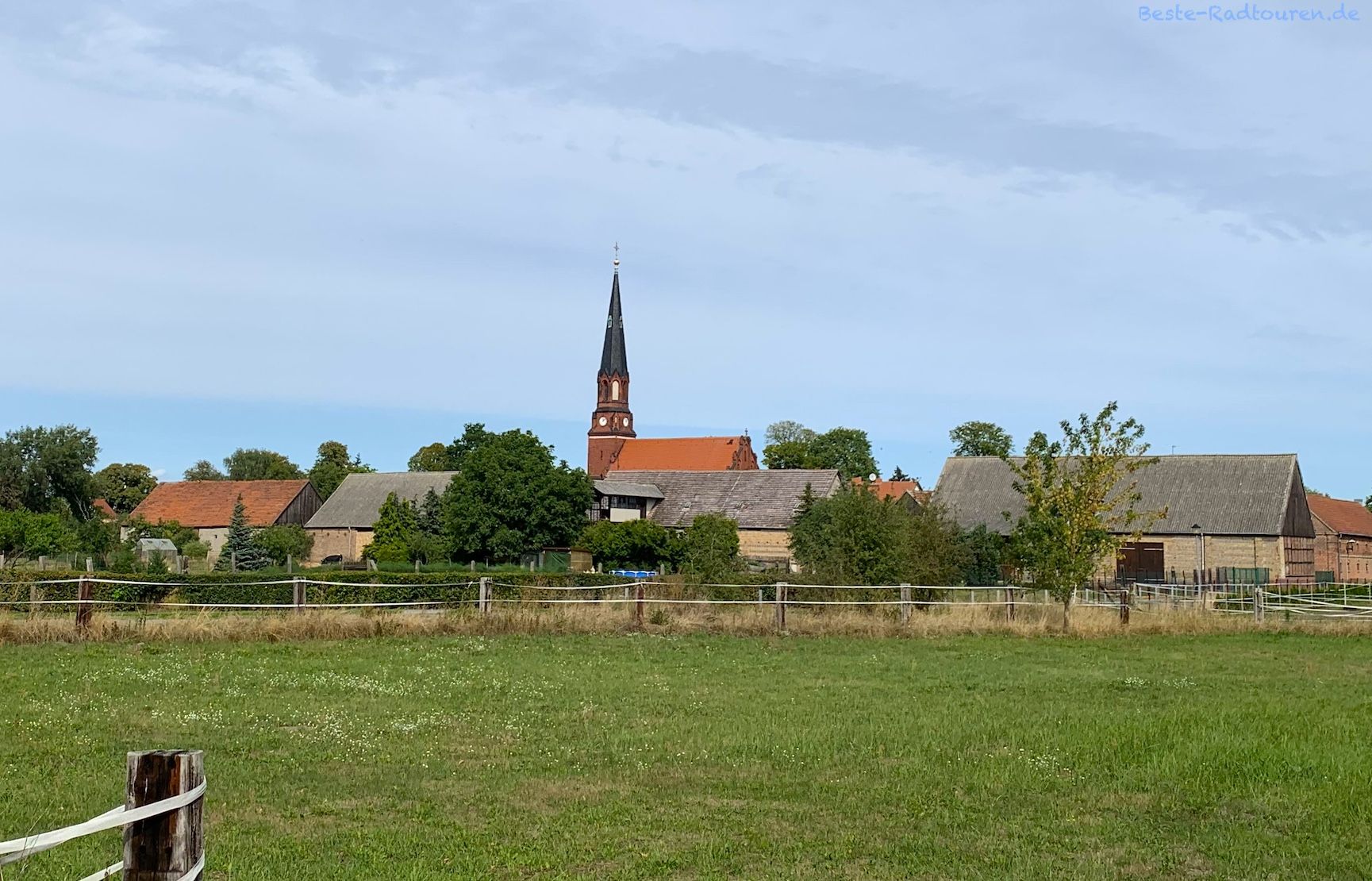 Foto vom Havelland-Radweg aus: Paaren im Glien (Havelland), Kirche