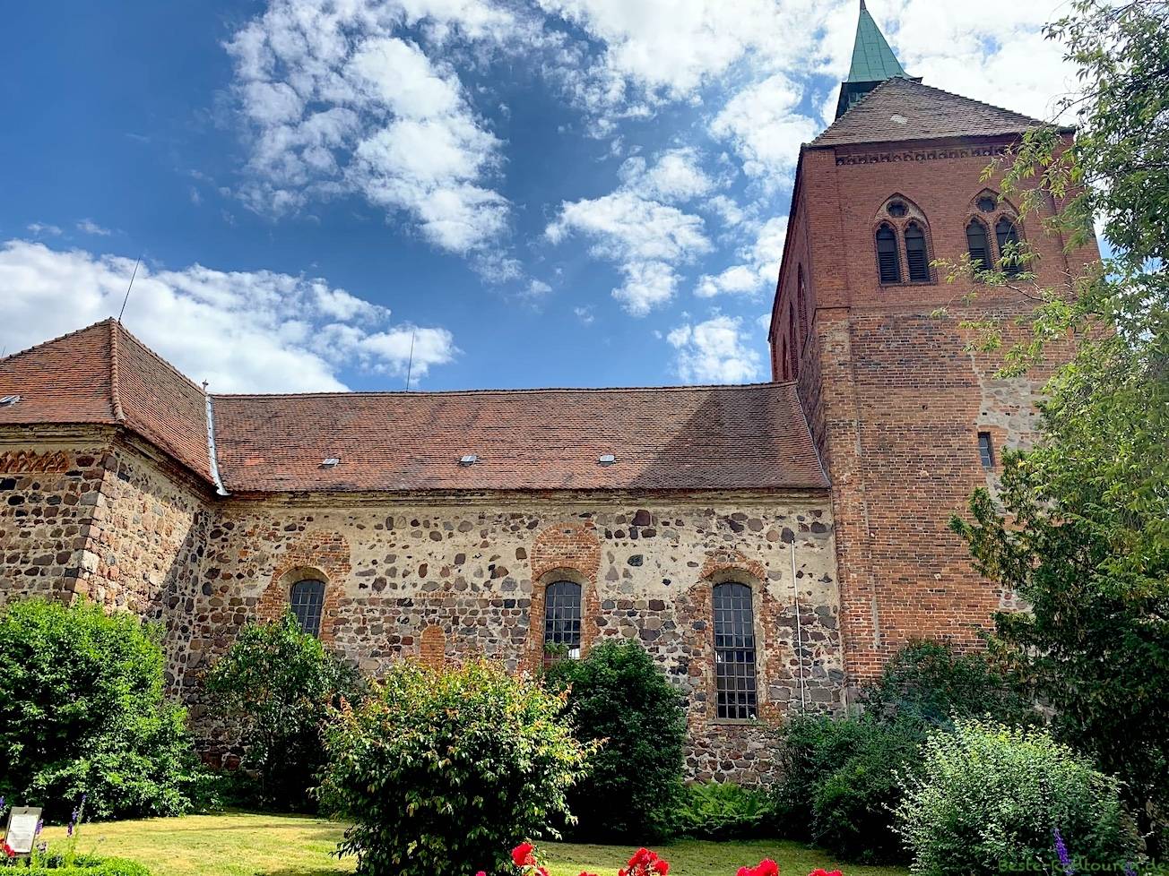Stadtkirche St. Georg, Arneburg (Sachsen-Anhalt, Elbe), Foto von der Seite