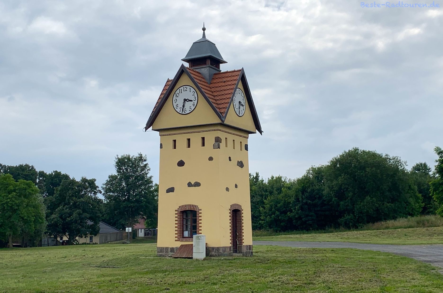 Foto auf dem Gelände vom ehemaligen Gutshof in Gielsdorf: Uhrenturm