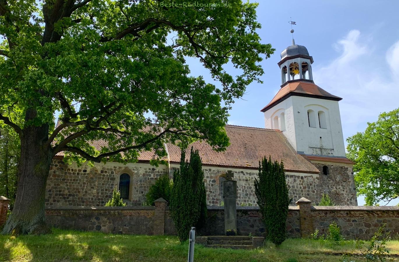 Foto vom Radweg aus: Kirche Petershagen (Gemeinde Zeschdorf), Märkisch Oderland