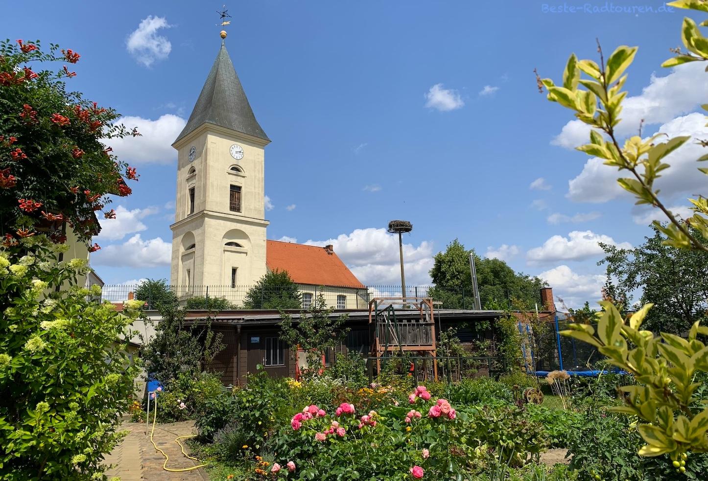 Foto vom Oder-Radweg aus: Kirche von Lebus und Garten