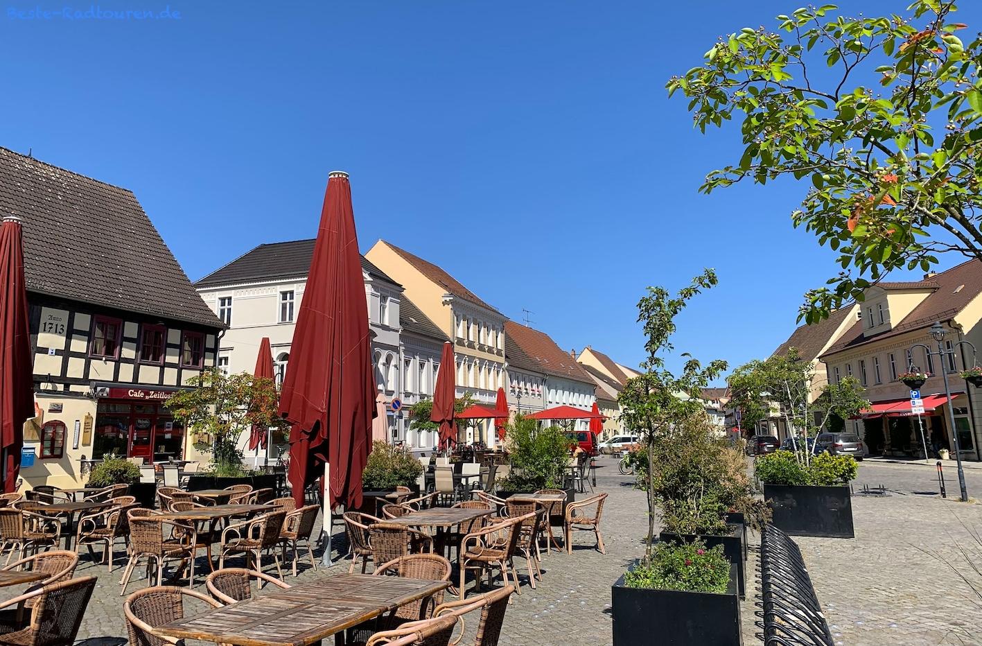Foto vom Gurken- und Spree-Radweg aus: Lübbenau: Cafe mit Außenbereich am Marktplatz