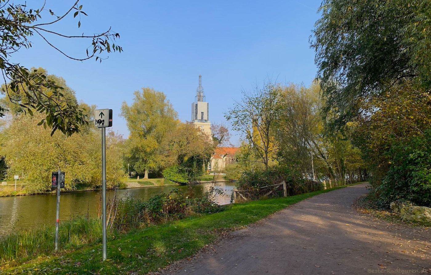 Foto vom Radweg im Nuthepark aus: Blick über die Potsdamer Havel, Turm vom Heilig-Geist-Park