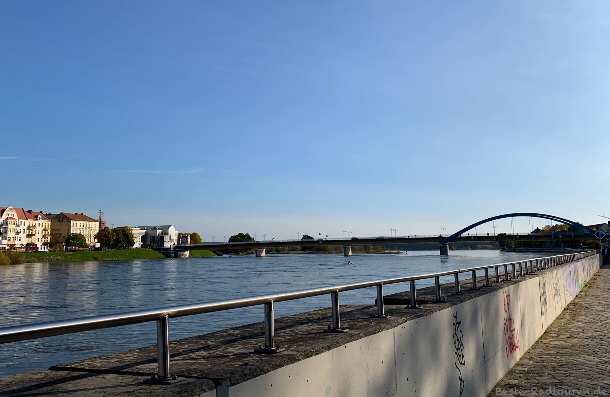 Foto vom Norden her: Uferweg Frankfurt (Oder) nördlich der Stadtbrücke, Slubice