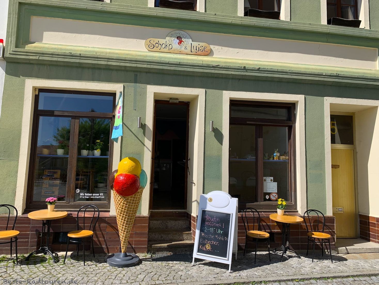 Foto vom Marktplatz aus: Eiscafe / Eisdiele Schoko & Luise in Hoyerswerda