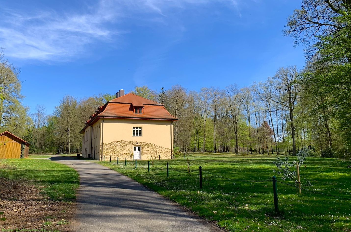 Foto vom Eingang her: Schloss bzw. Gutshaus von Reuthen, Gutspark