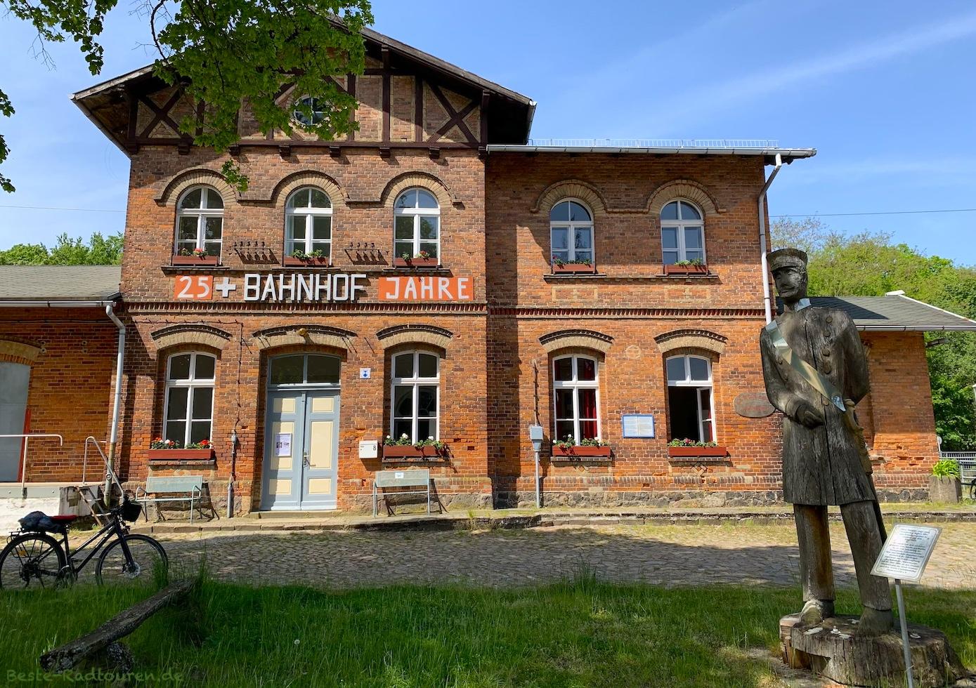 Bahnhof Dannenwalde (Gransee), Skulptur eines preußischen Bahn- und Betriebsinspektors