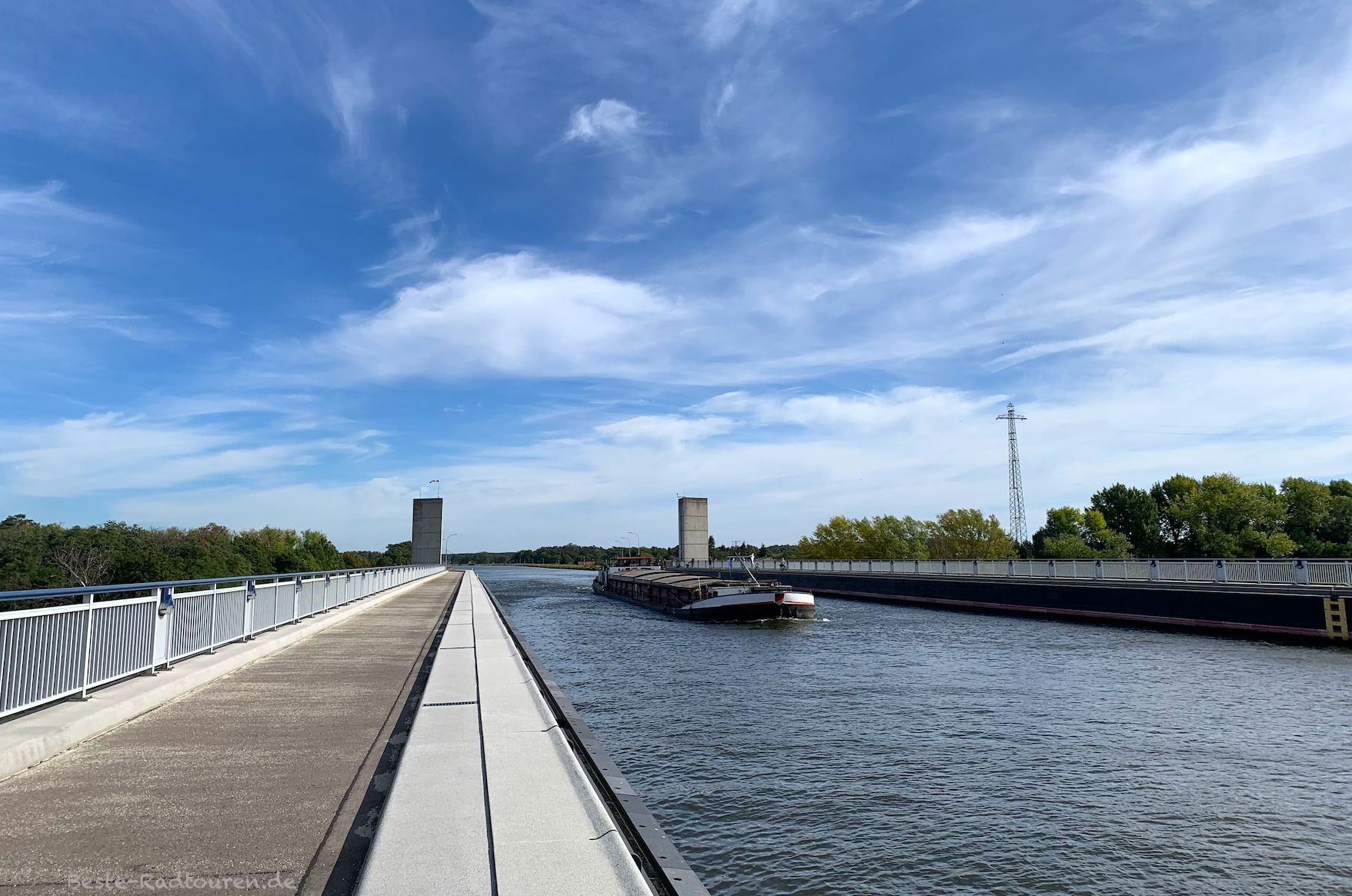 Mittellandkanal, Trogbrücke am Wasserstraßenkreuz Magdeburg - Foto vom Seitenstreifen aus