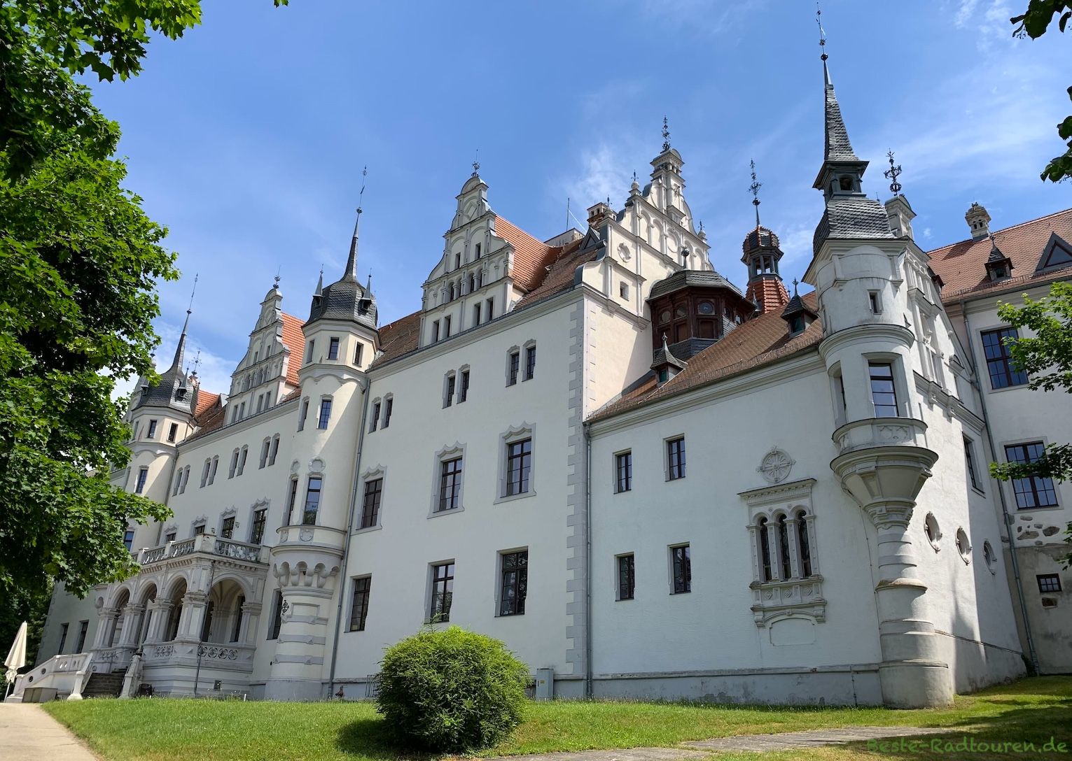 Schloss Boitzenburg (Uckermark), Rückseite - Foto von schräg hinten