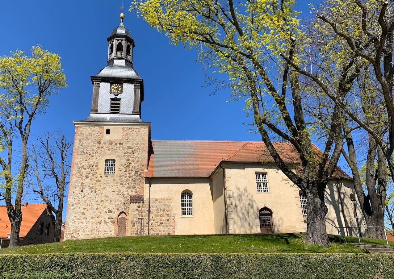 Foto vom Radweg aus: Kirche bzw. Dorfkirche Vehlefanz