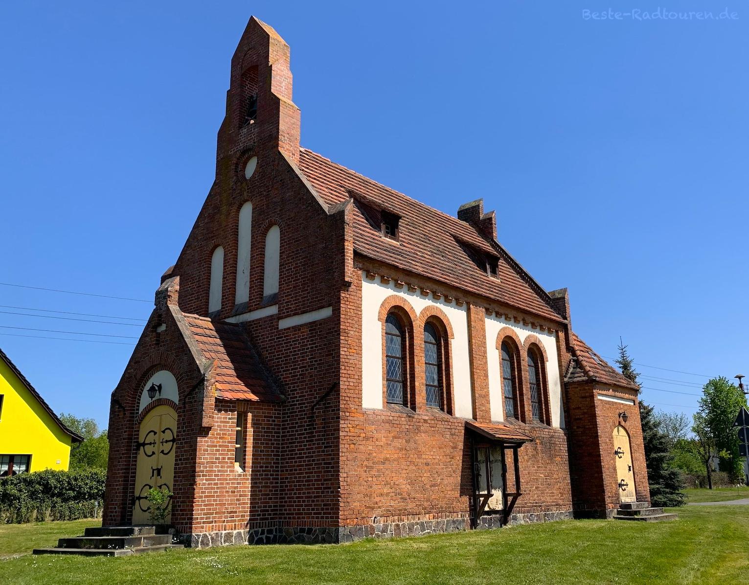 Foto vom Radweg aus: Kirche Leeskow (Dahme-Spreewald)
