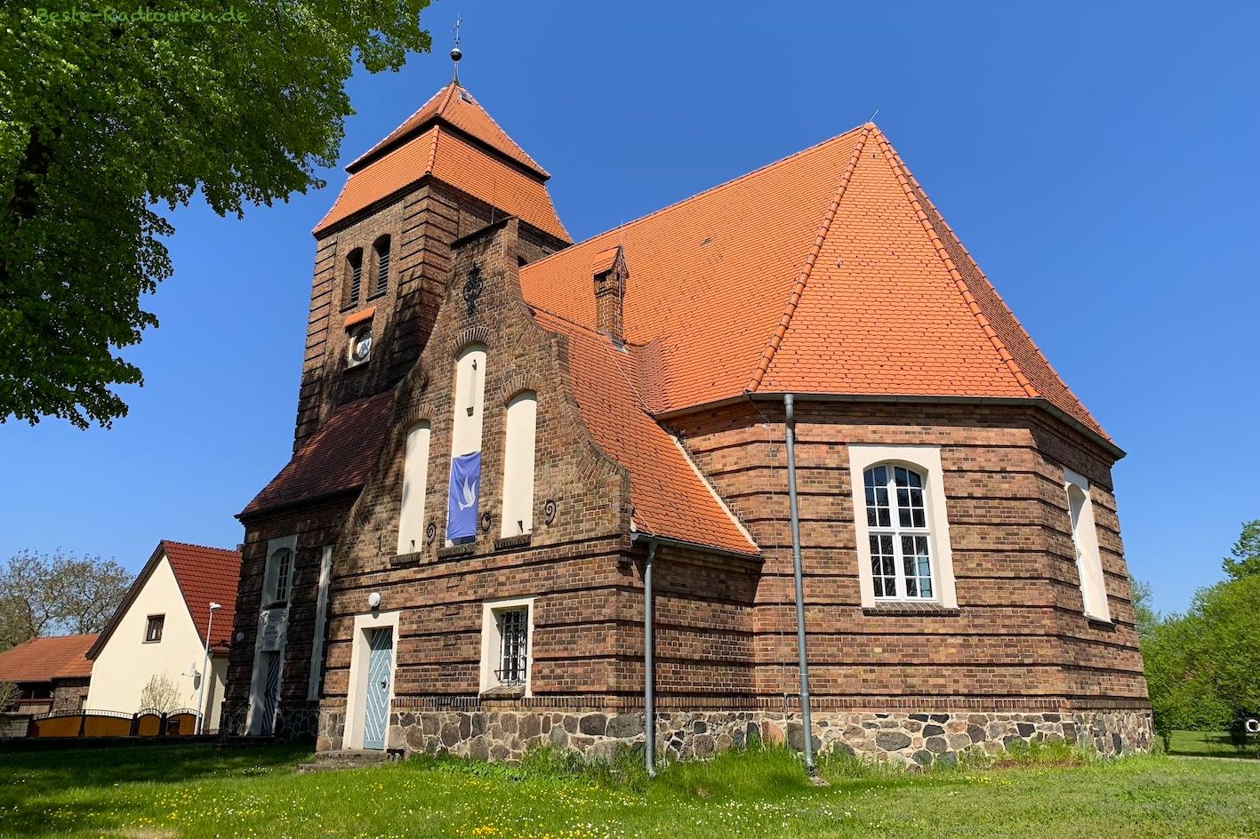 Dorfkirche Pinnow (Gemeinde Schenkendöbern), Foto von schräg hinten