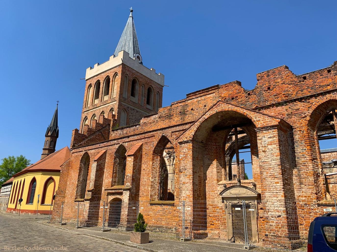 Foto vom Radweg aus: Lieberose Stadtkirche, Ruine