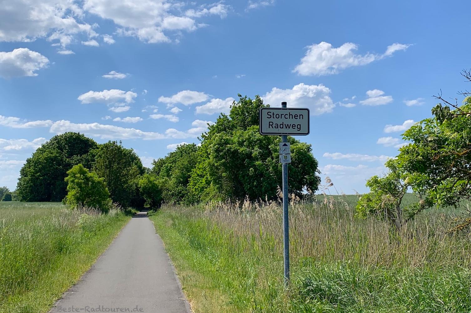 Foto vom Storchen-Radweg aus: Hinweisschild und Fahrradstraße