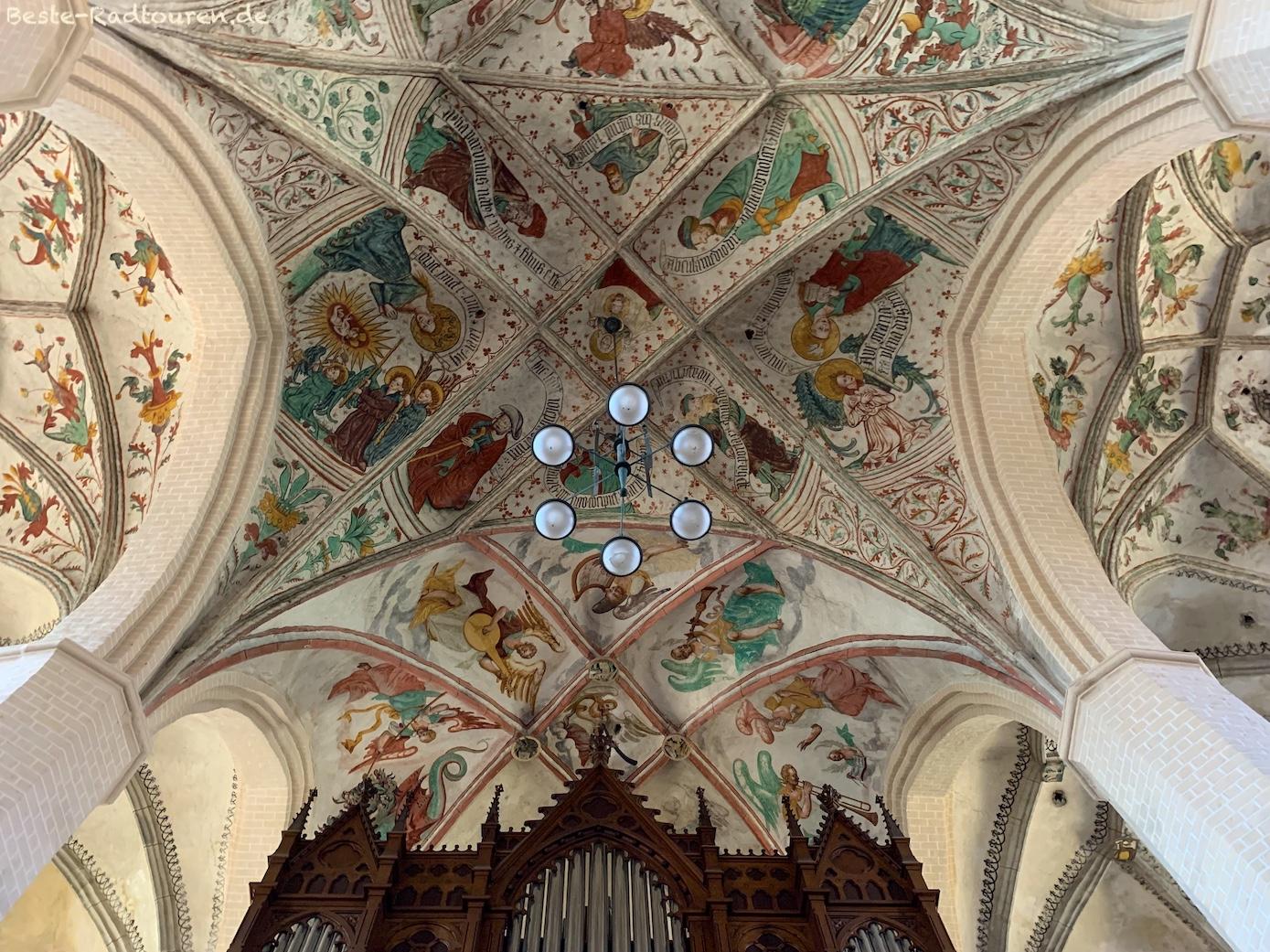 Foto von unten: Deckenmalereien und Gewölbemalereien St.-Marien-Kirche Herzberg (Elster)
