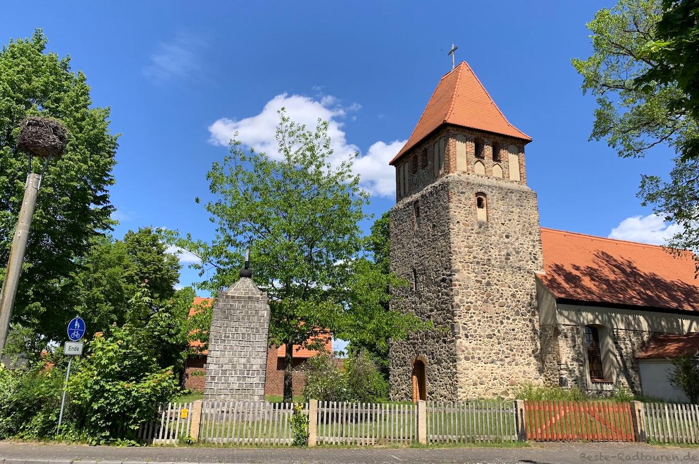 Foto vom Gurkenradweg aus: Feldsteinkirche Krugau, Storchennest, Kriegerdenkmal