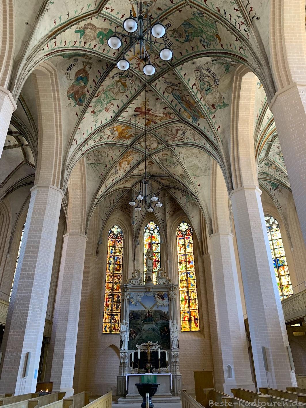 Foto vom Eingang her: St.-Marien-Kirche Herzberg (Elster), Gewölbemalerei, Altar