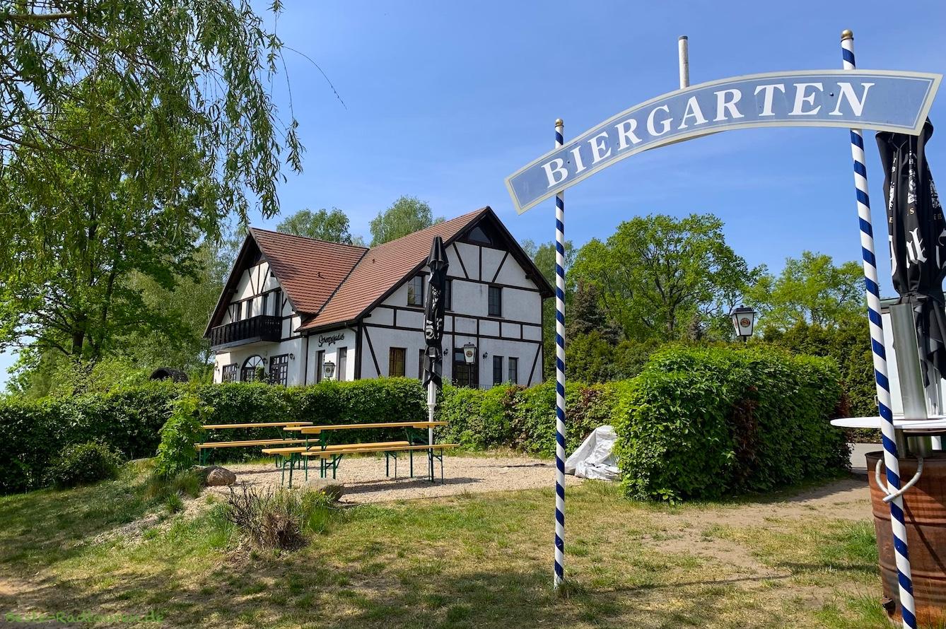 Foto vom Spreeufer her: Biergarten Spreeparadies (Neuendorf am See, Unterspreewald)