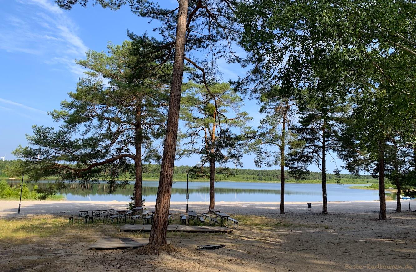 Foto vom Radweg aus: Badestelle / Badestrand/ Sandstrand Briesener See