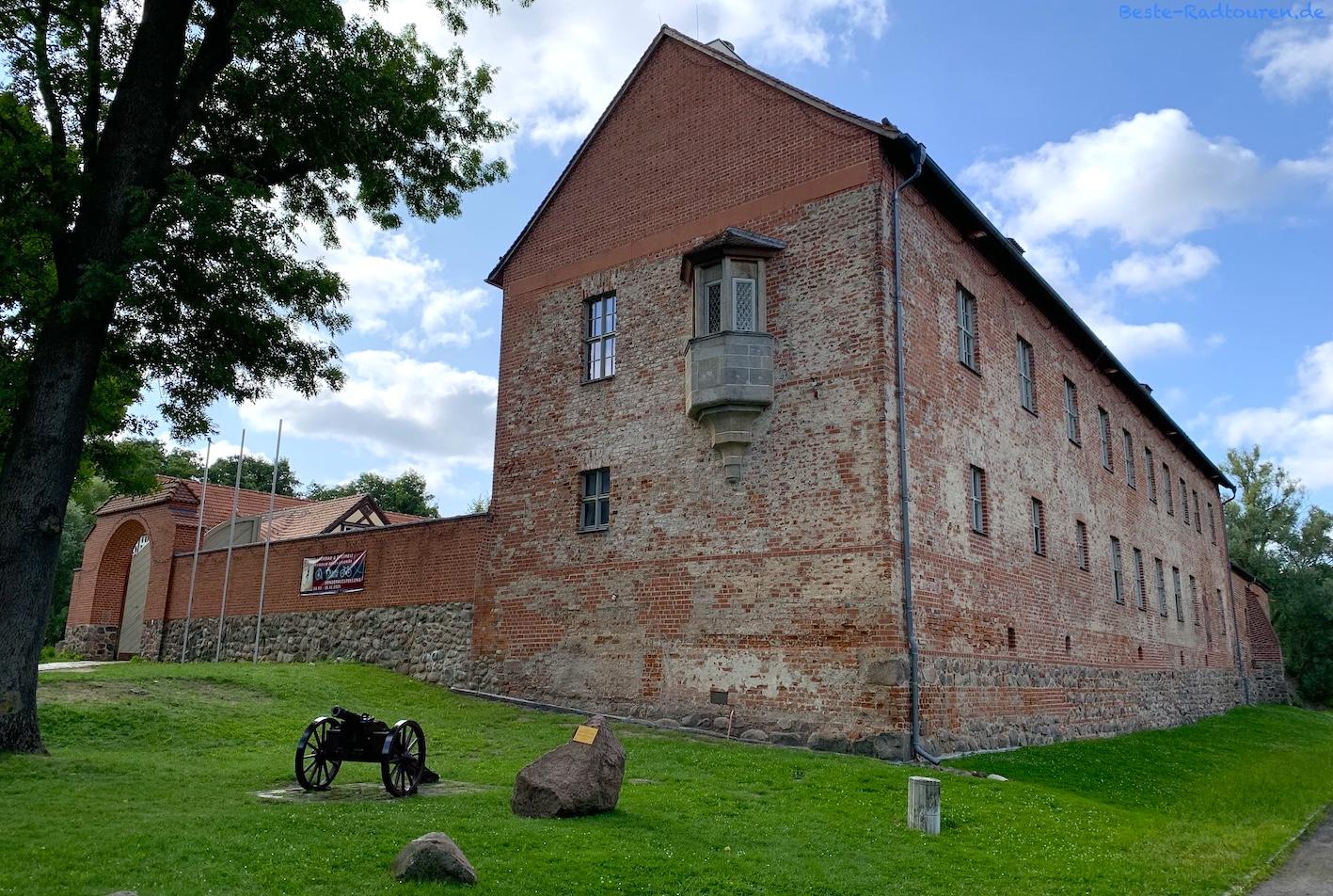 Foto vom Radweg aus: Burg Storkow, Vorderseite und Eingang