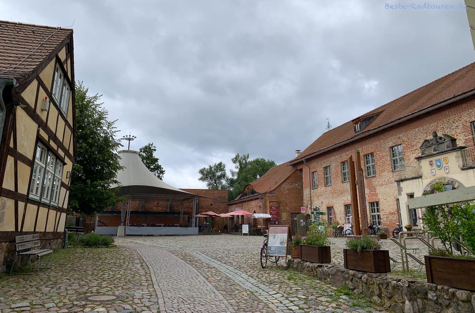 Foto vom Eingangstor her: Innenhof Burg Storkow, BIZ, Burgstübchen