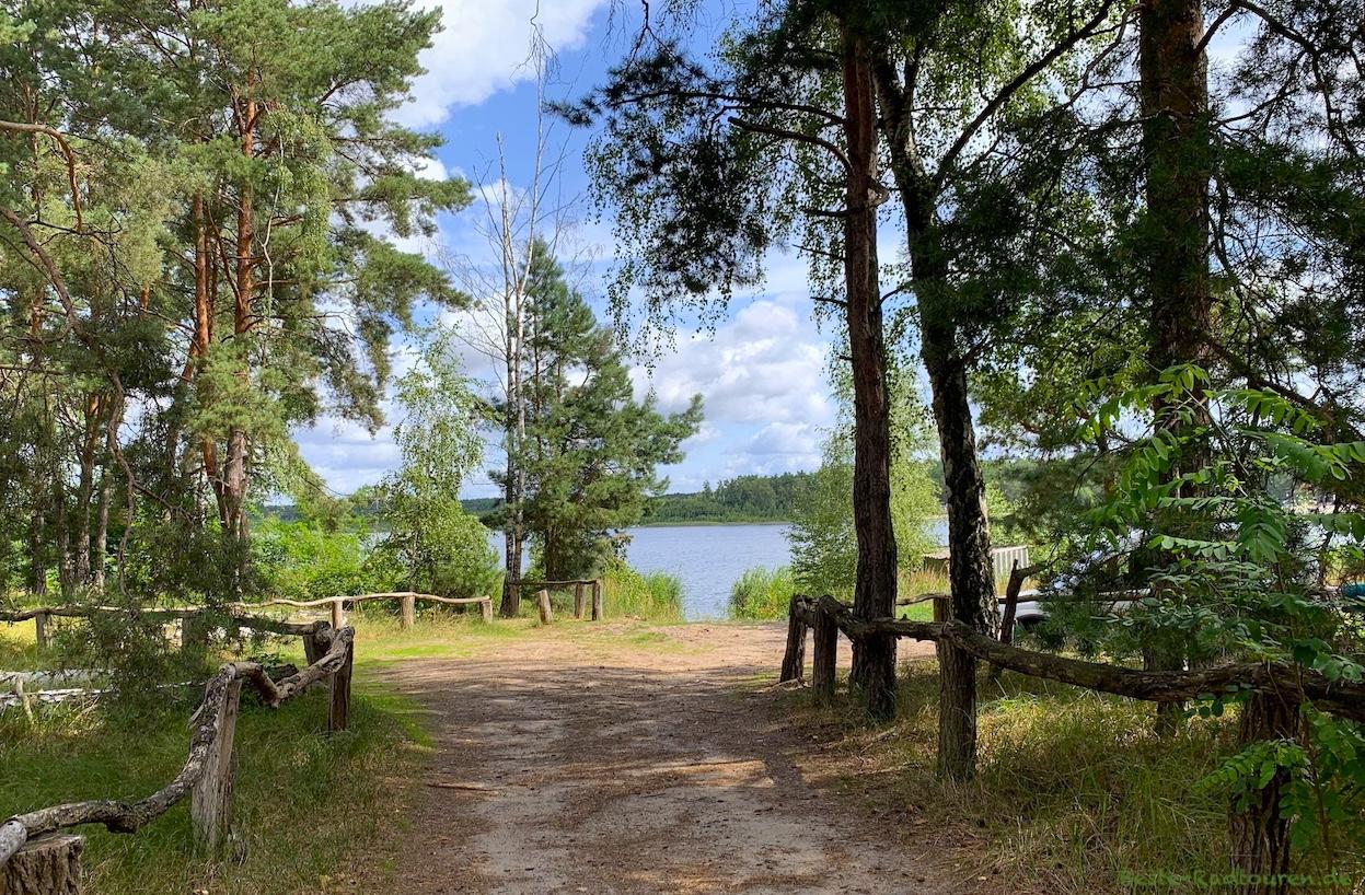 Foto vom Ufer aus: Kleine Badestelle am Briesener See bei Briesensee