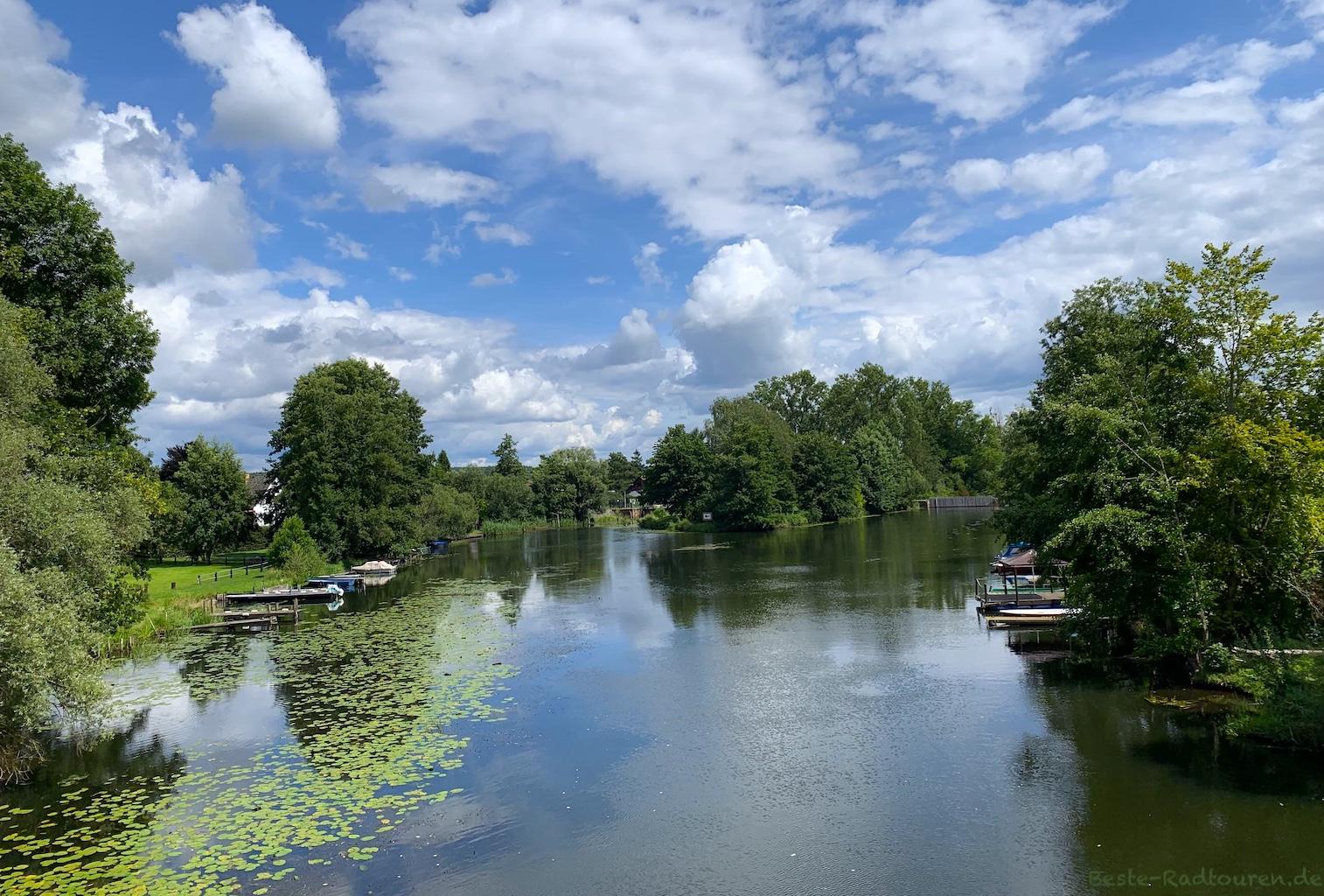 Foto vom Gurkenradweg aus: Blick von der Brücke auf die Spree zwischen Vorwerk Amalienhof und Alt-Schadow