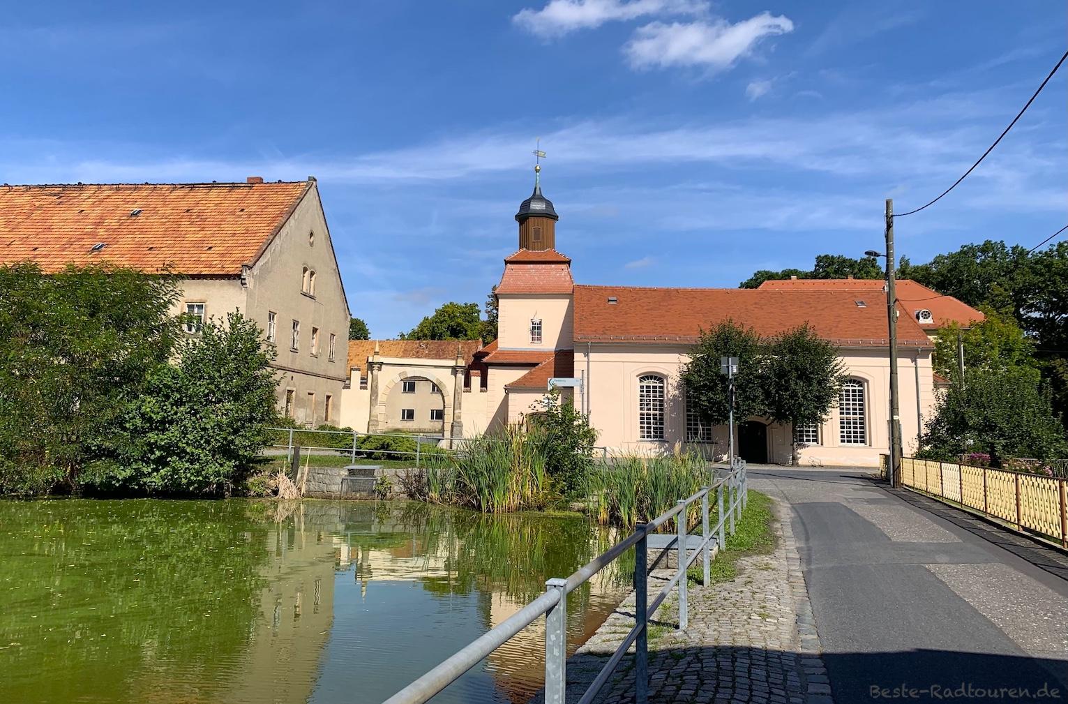 Foto vom Fern-Radweg Berlin-Dresden und vom Zilleradweg aus: Berbisdorf (Radeburg) Kirche, Schafsteich