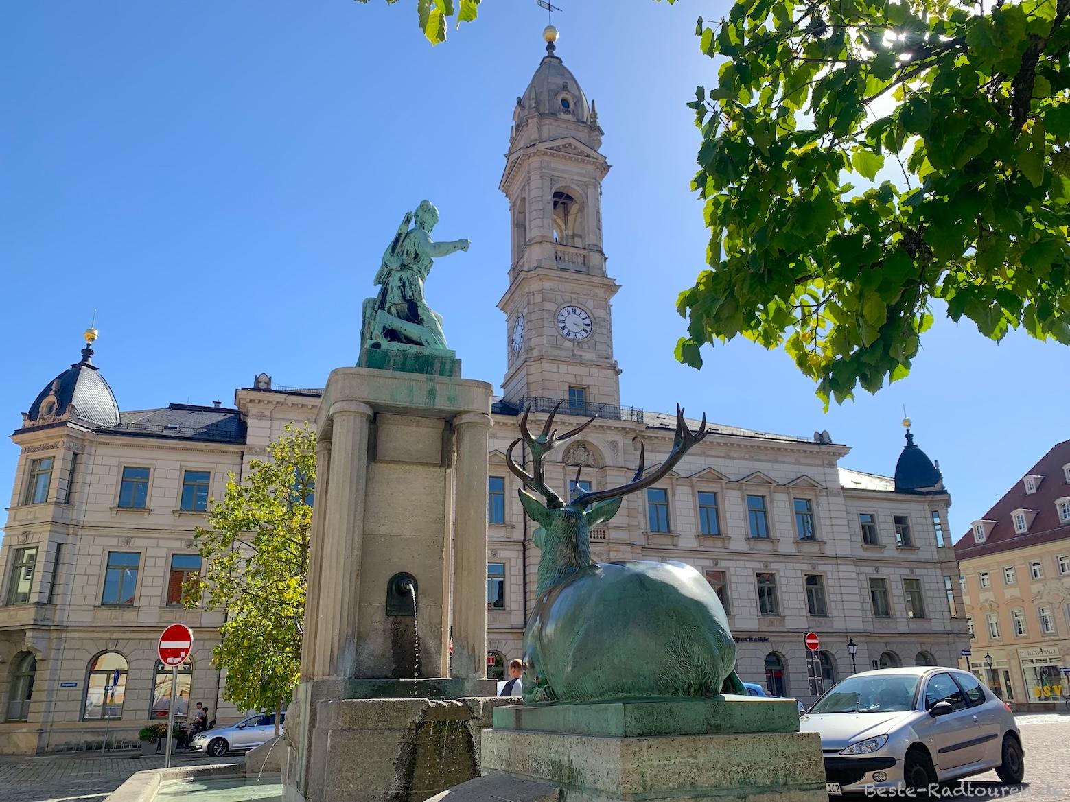 Foto vom Brunnen her: Großenhain Rathaus, Dianabrunnen