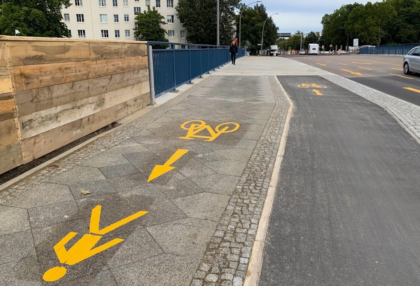 Foto vom Süden her: Köpenicker Landstraße, neuer Radweg an der Brücke über den Britzer Verbindungskanal