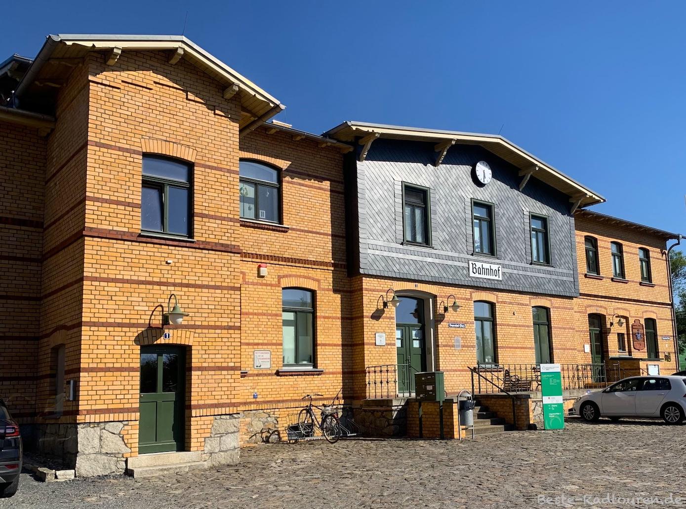 Foto von vorn vom Bahnhofsplatz aus: Bahnhofsgebäude Ortrand