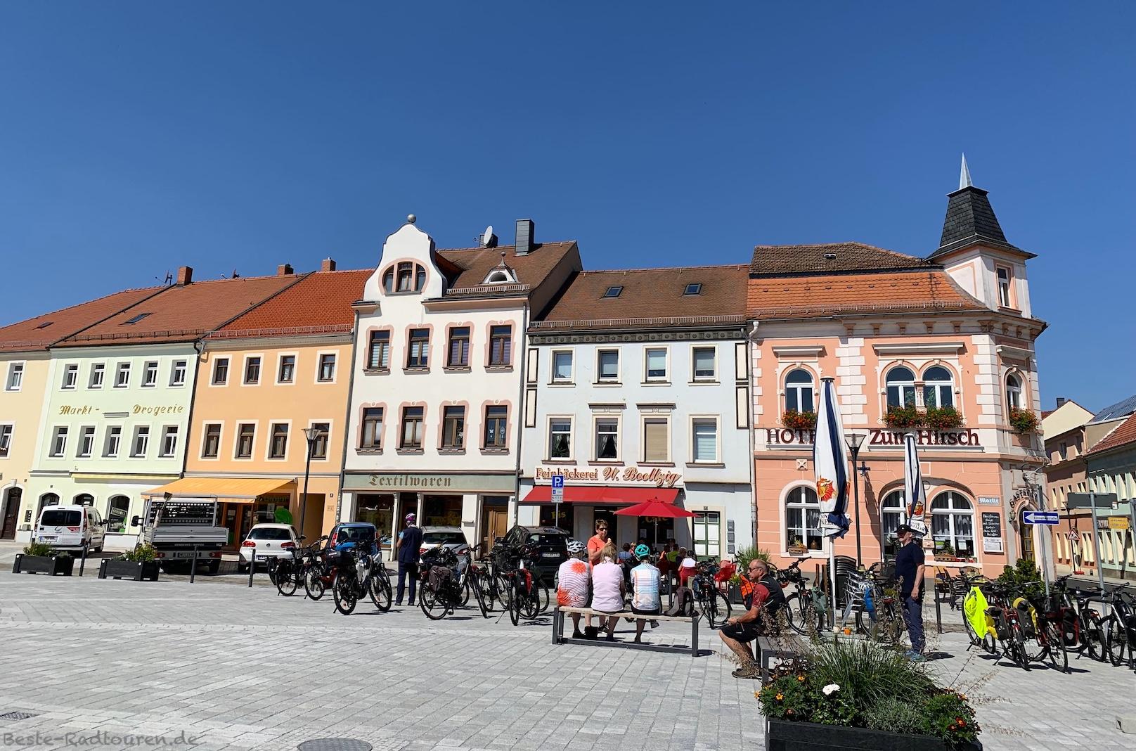 Foto vom Marktplatz Radeburg aus: Hotel Zum Hirsch, Bäckerei, Geschäfte