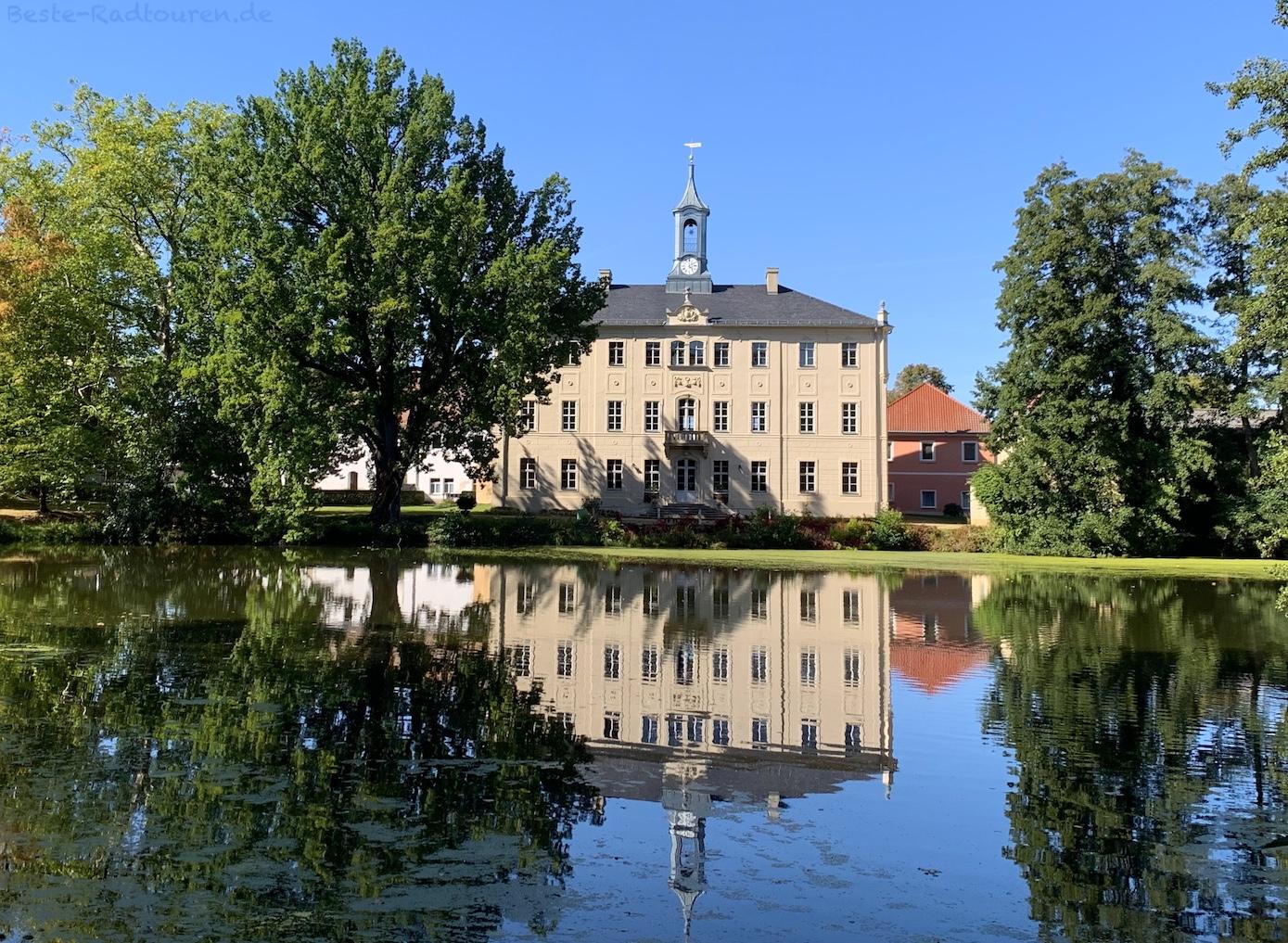 Foto vom Teich her: Schloss Lauterbach, Gemeinde Ebersbach, Landkreis Sachsen