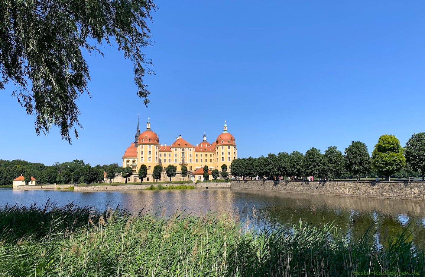 Foto vom Ufer aus: Schloss Moritzburg Südseite, Schlossteich, Damm, Mole