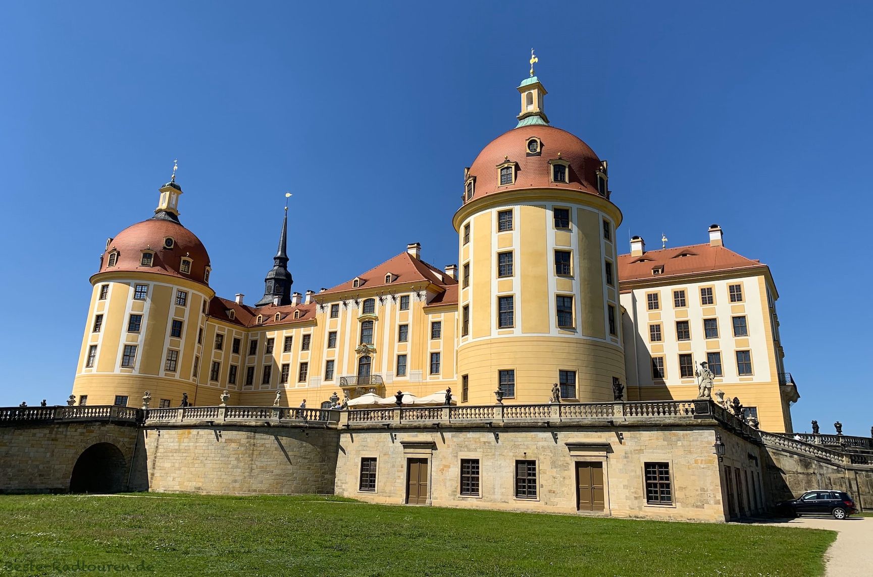 Foto von unten: Schloss Moritzburg, Südwestseite
