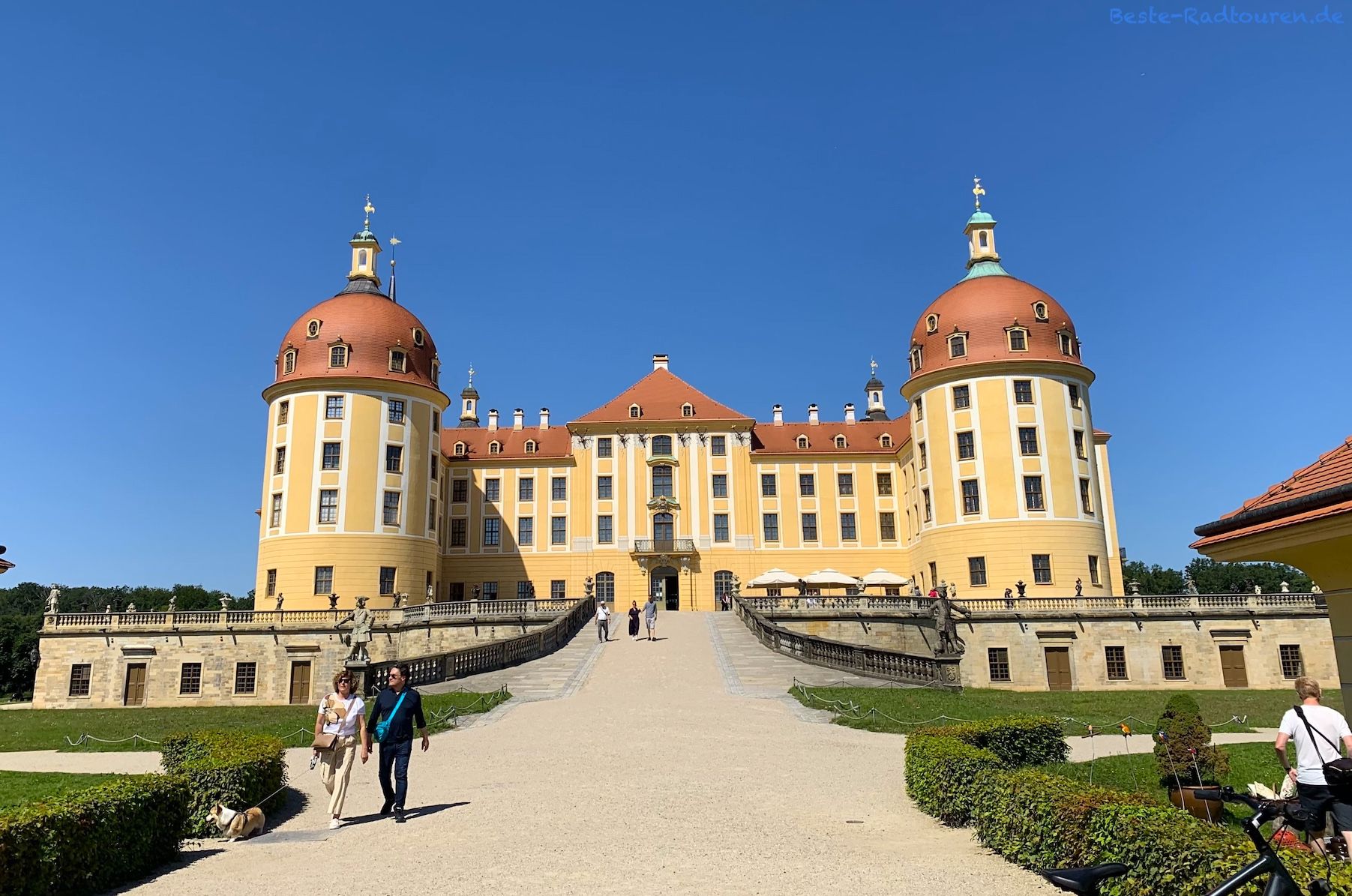 Foto von der Auffahrt her: Schloss Moritzburg, Vorderseite, Eingang