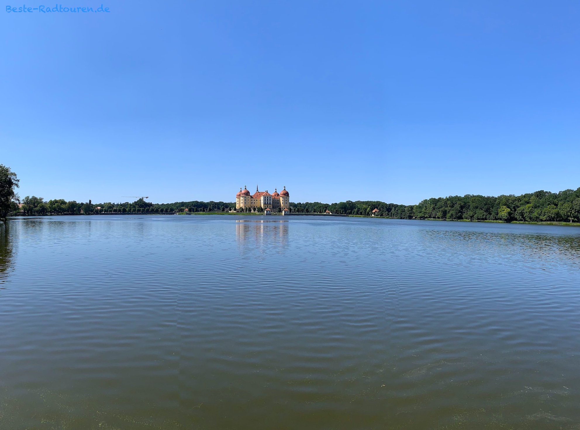 Bild vom Westufer des Schlossteiches her: Schloss Moritzburg