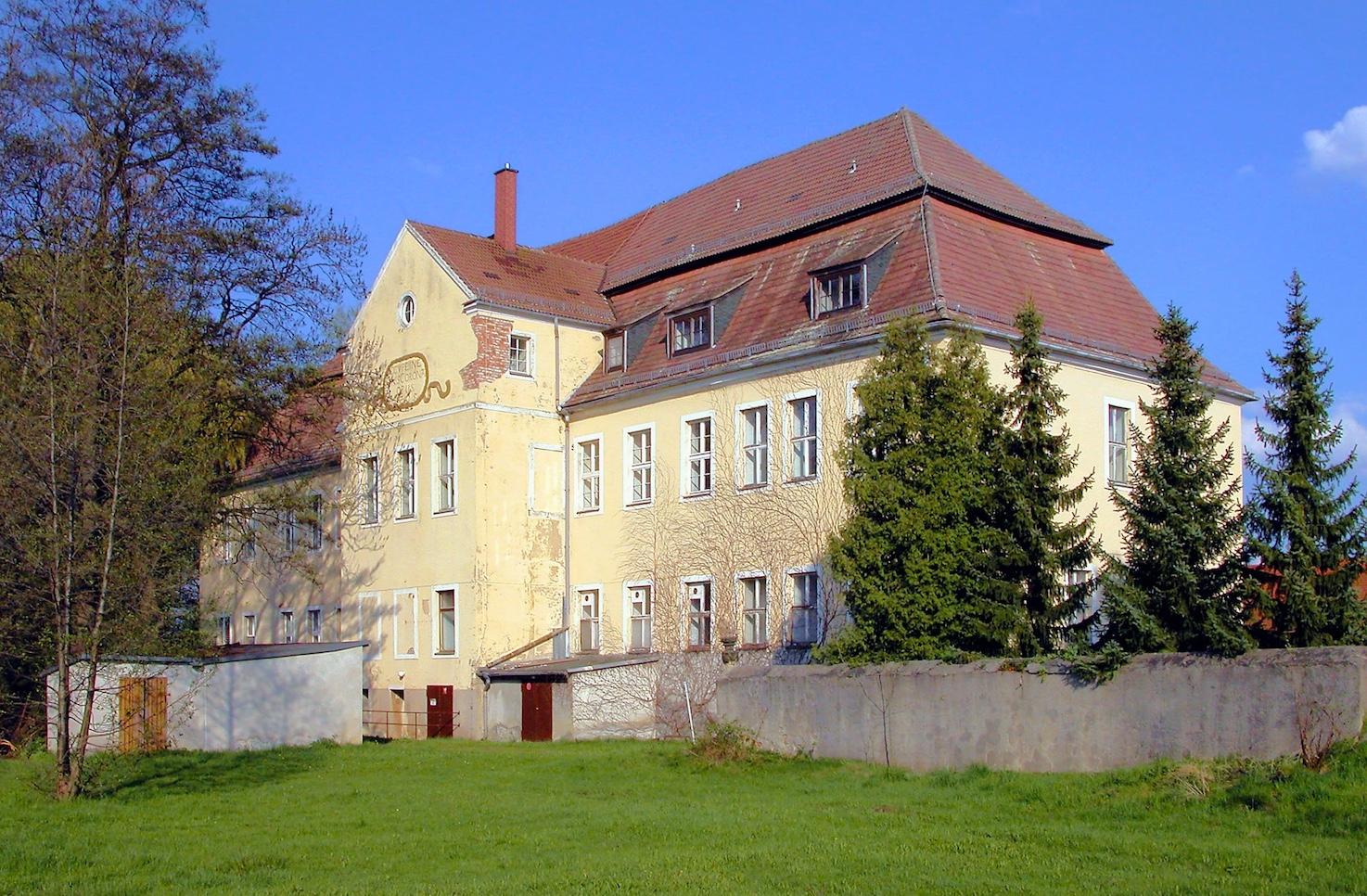 Foto vom Zaun her: Schloss Naunhof, Gemeinde Ebersbach, Landkreis Sachsen