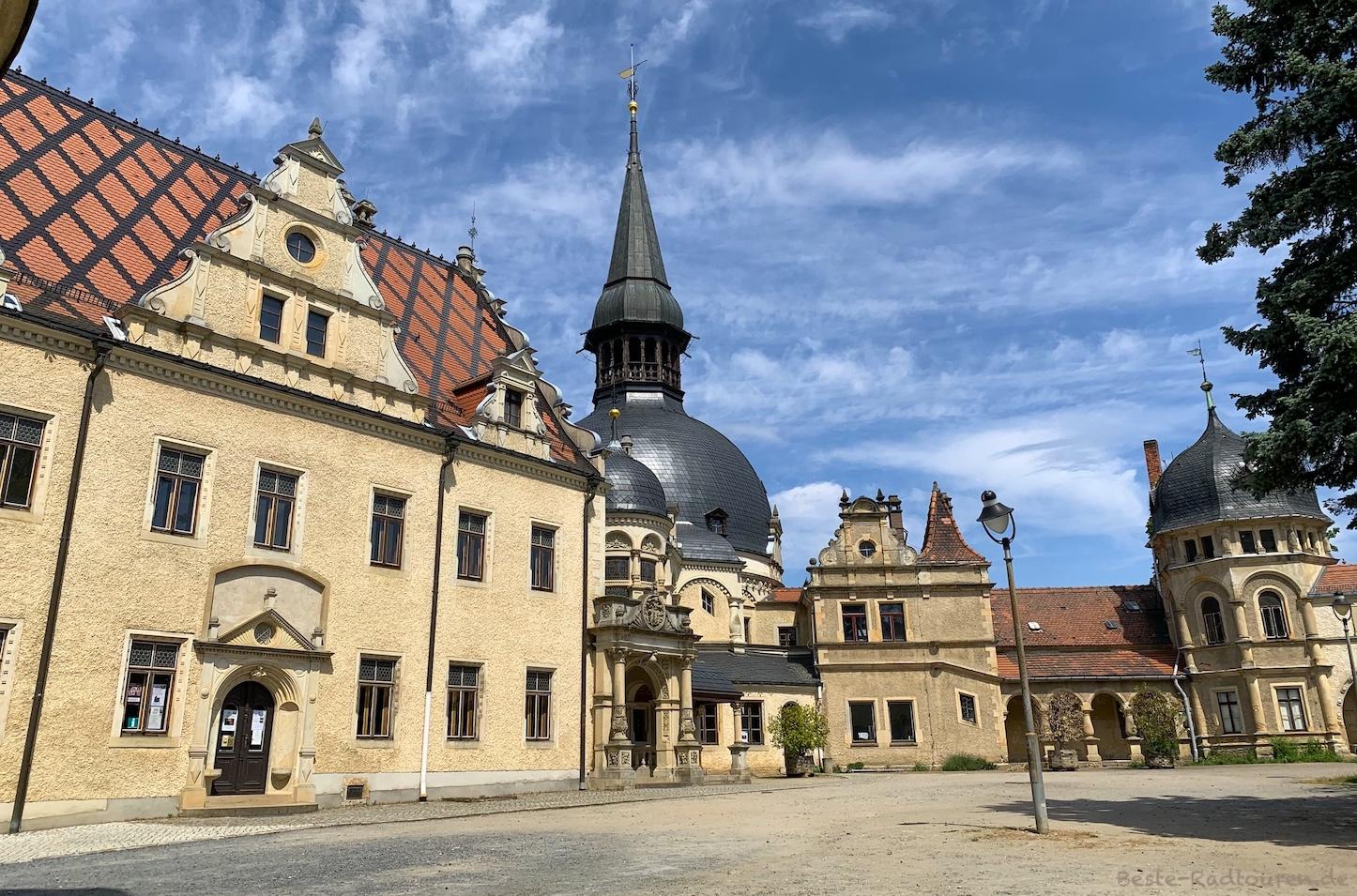 Foto vom Innenhof her: Schloss Schönfeld (LK Meißen)