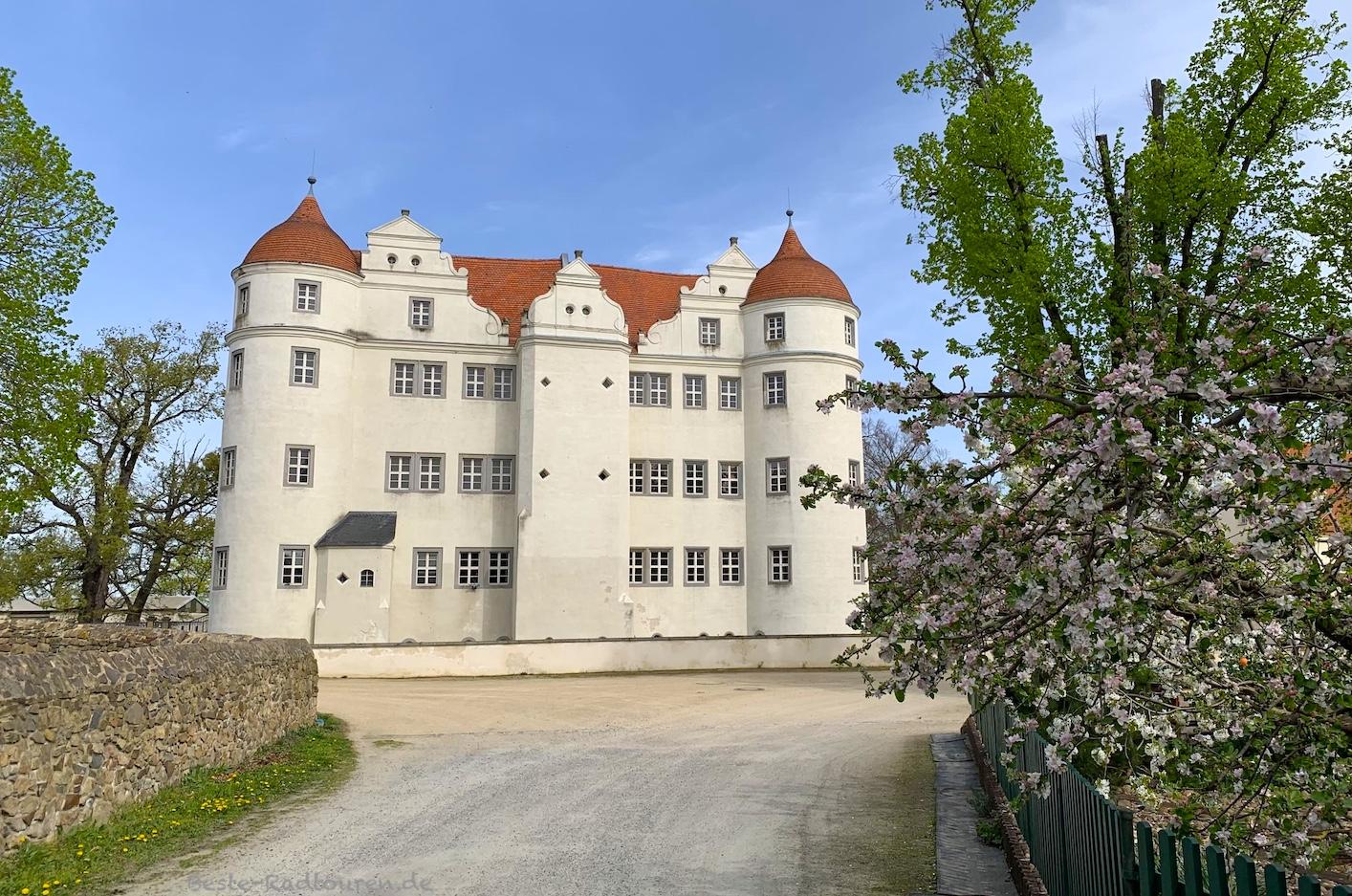Foto vom Radweg Niederlausitzer Kreisel aus: Schloss bzw. Wasserschloss Großkmehlen