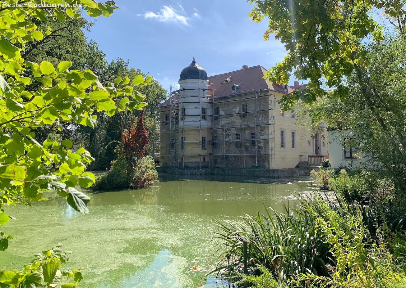 Foto vom Ufer her: Schloss Berbisdorf (Radeburg), Wasserschloss, Teich