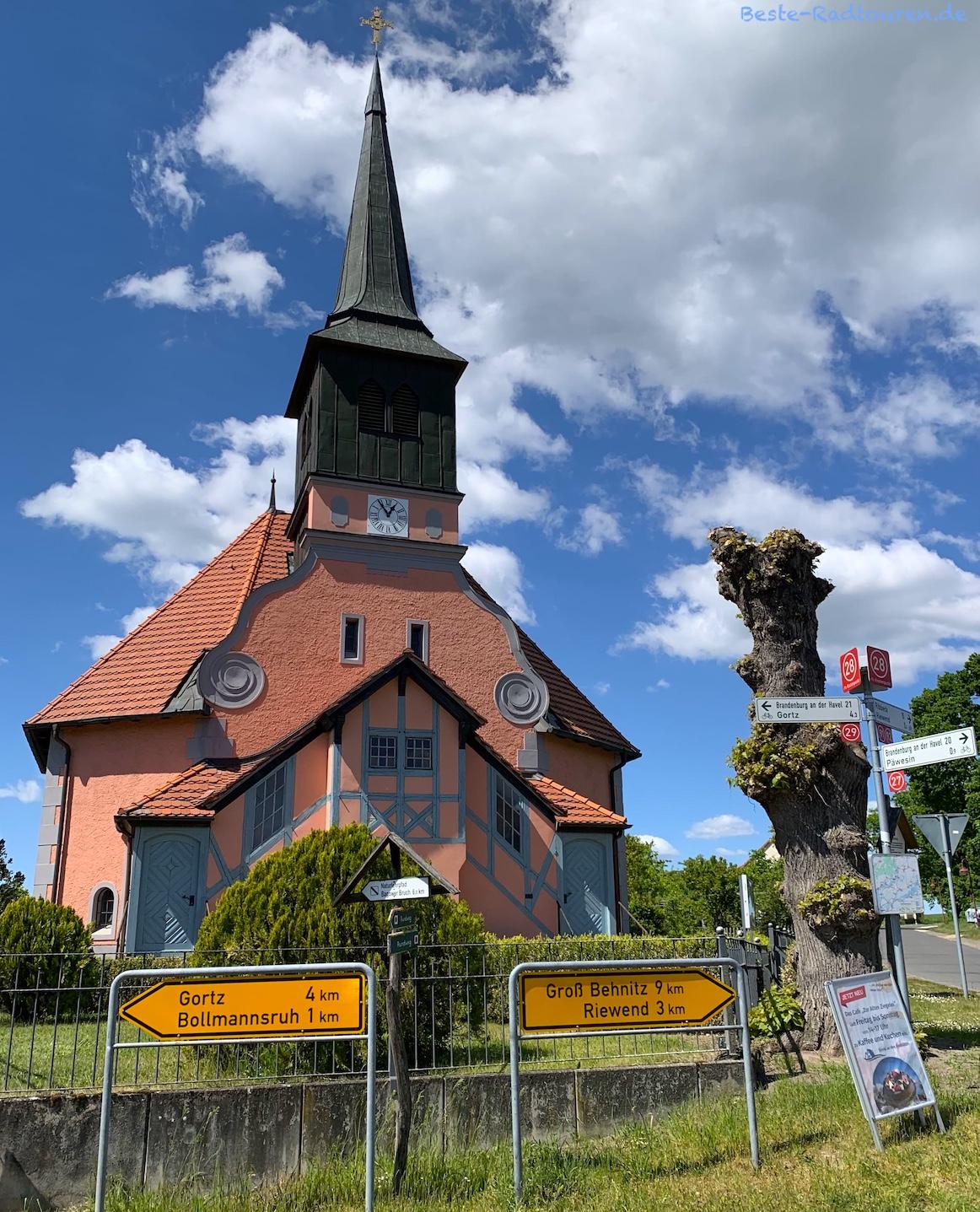 Foto vom Storchenradweg aus: Dorfkirche Bagow (Päwesin)