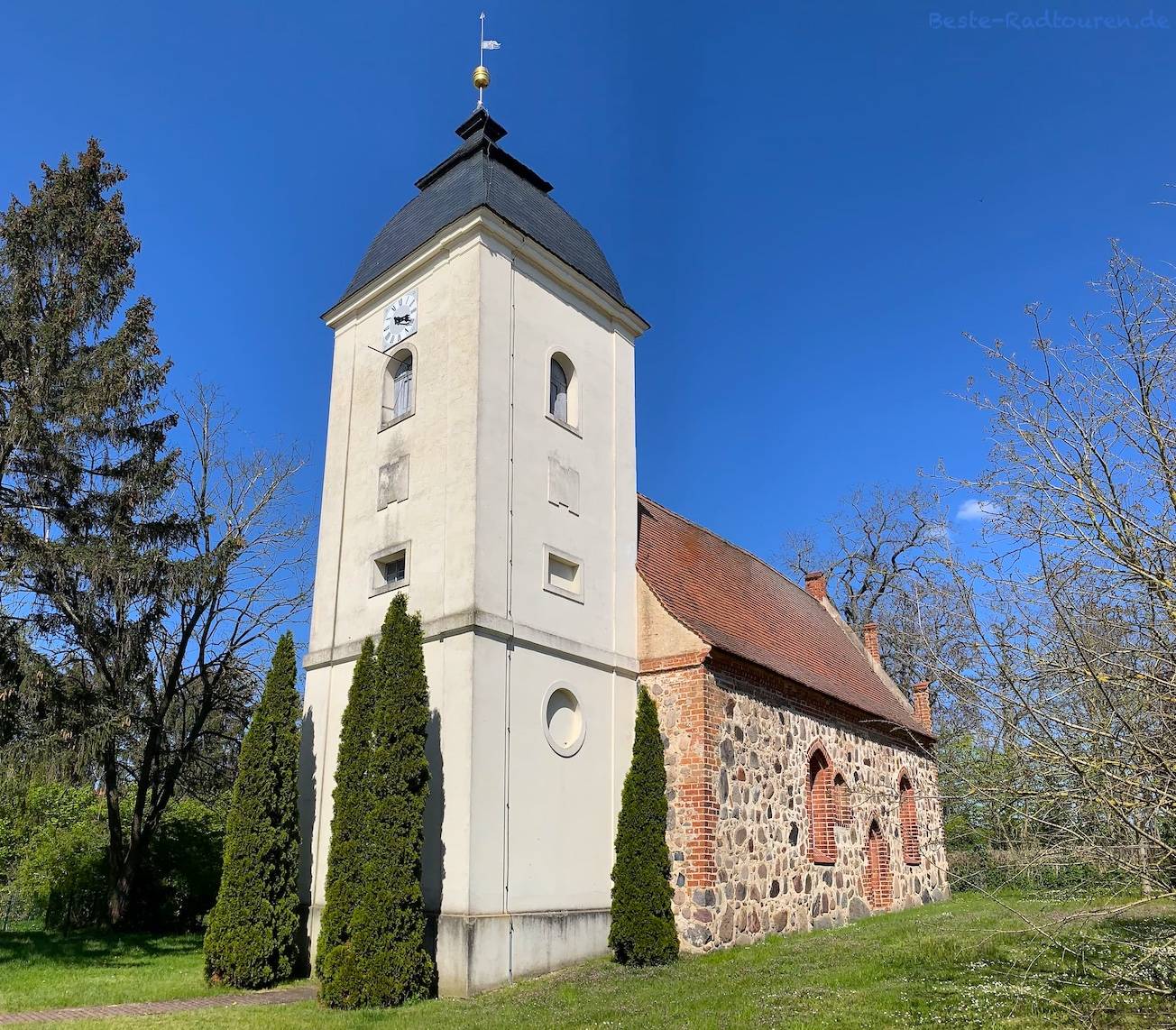 Foto vom Radweg aus: Dorfkirche Gortz (Gemeinde Beetzeeheide)