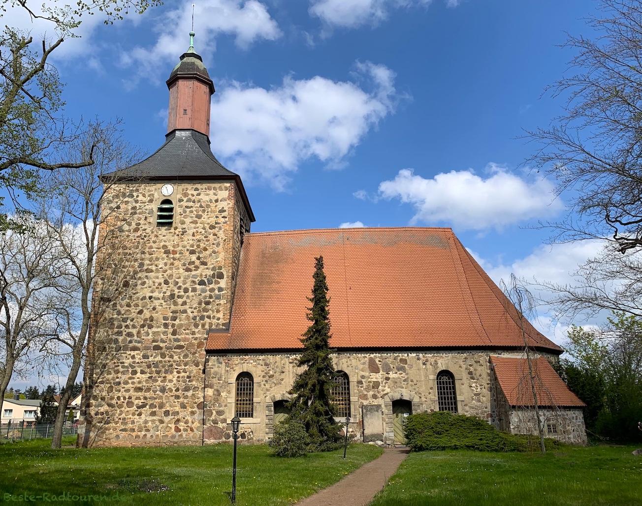 Foto vom Radweg aus: Dorfkirche bzw. Nikolai-Kirche Bötzow (Oberkrämer)
